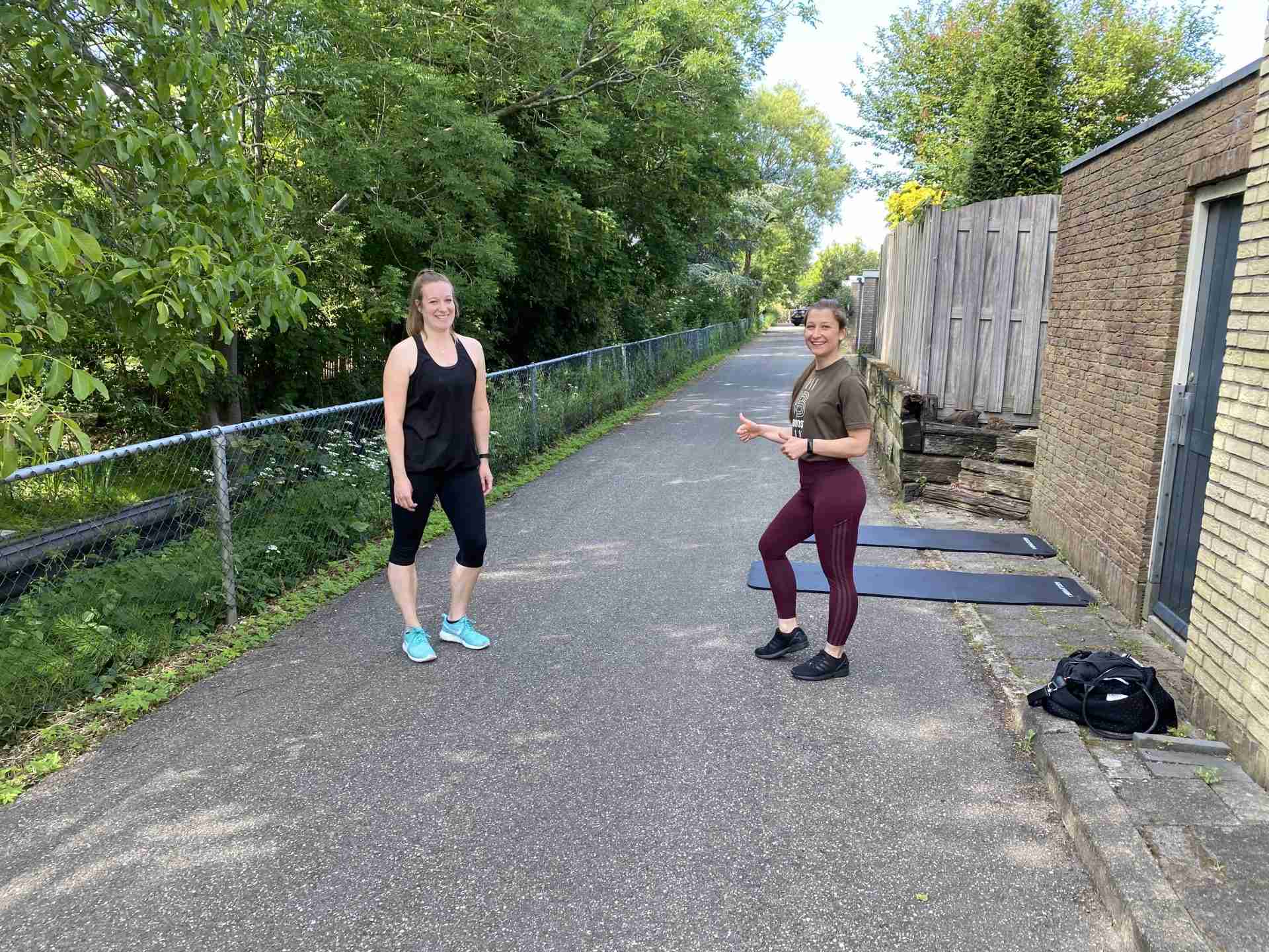 Succesverhaal Nathalie BOOST. Nathalie links en Lora rechts in sportkleding op de foto.