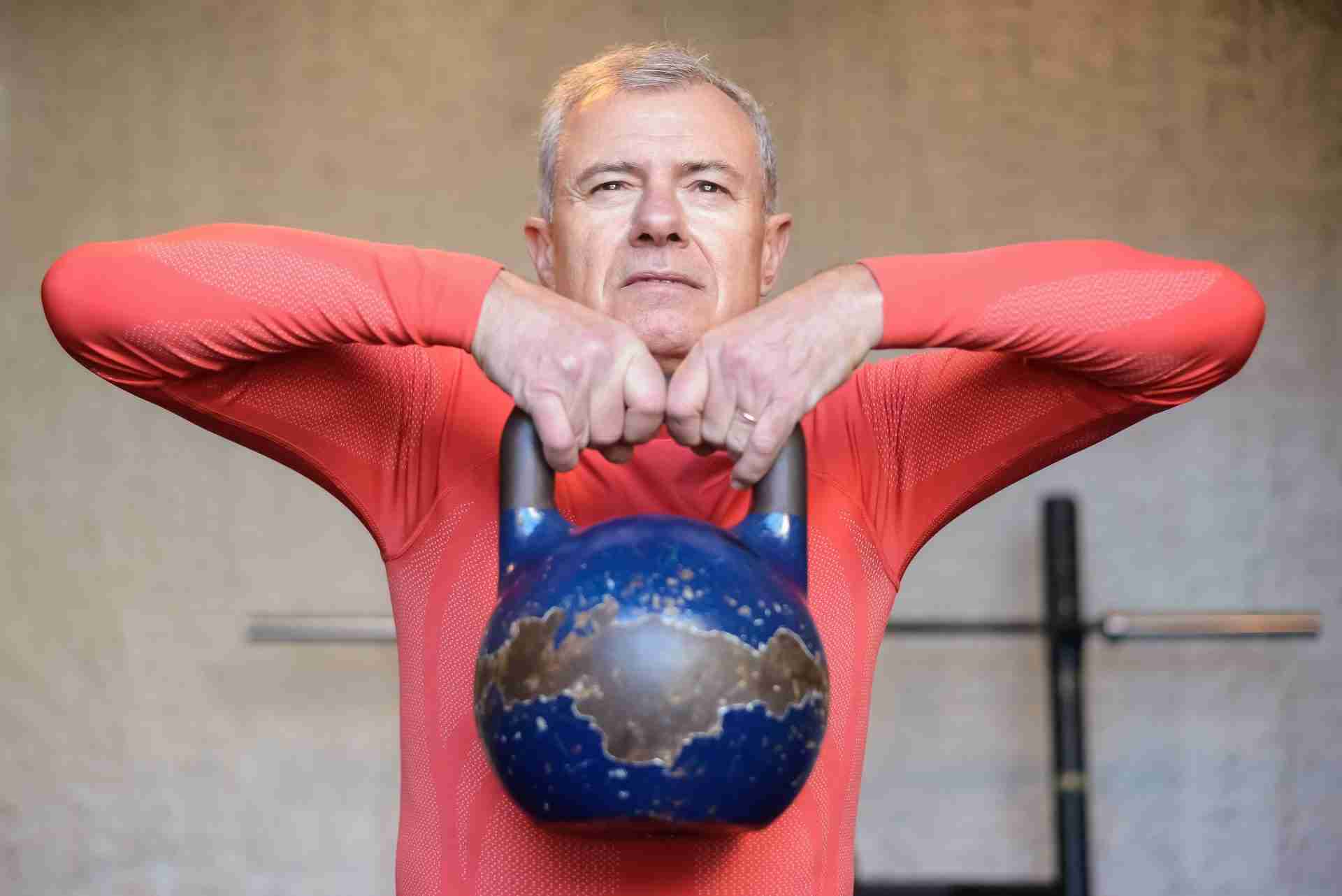 oudere man met kettlebell
