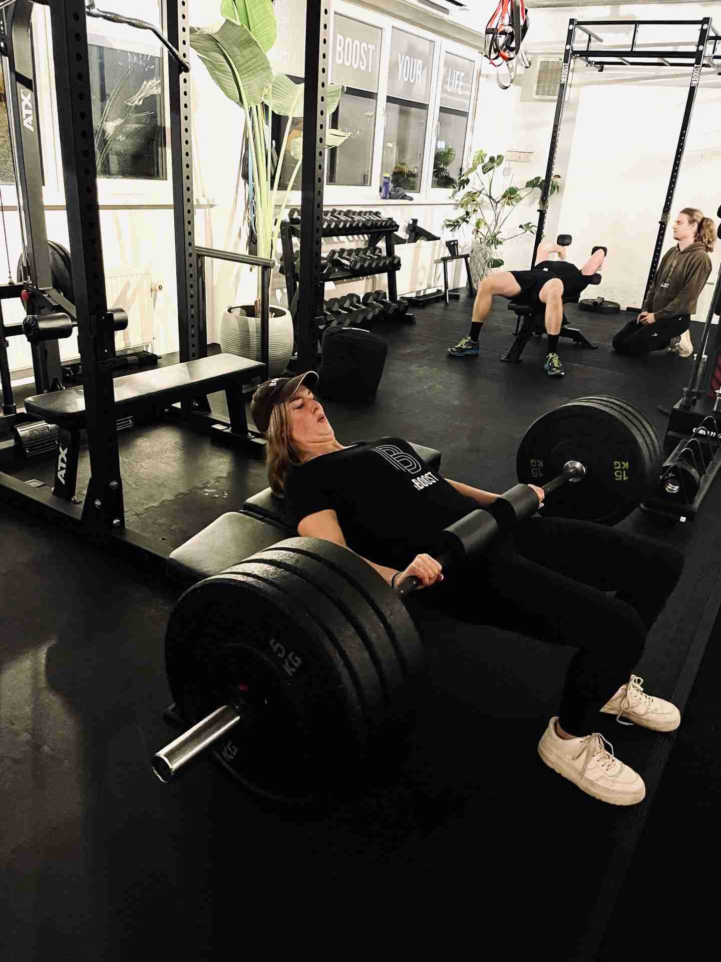 Krachttraining : Vrouw hip thrust gewicht in een sportschool