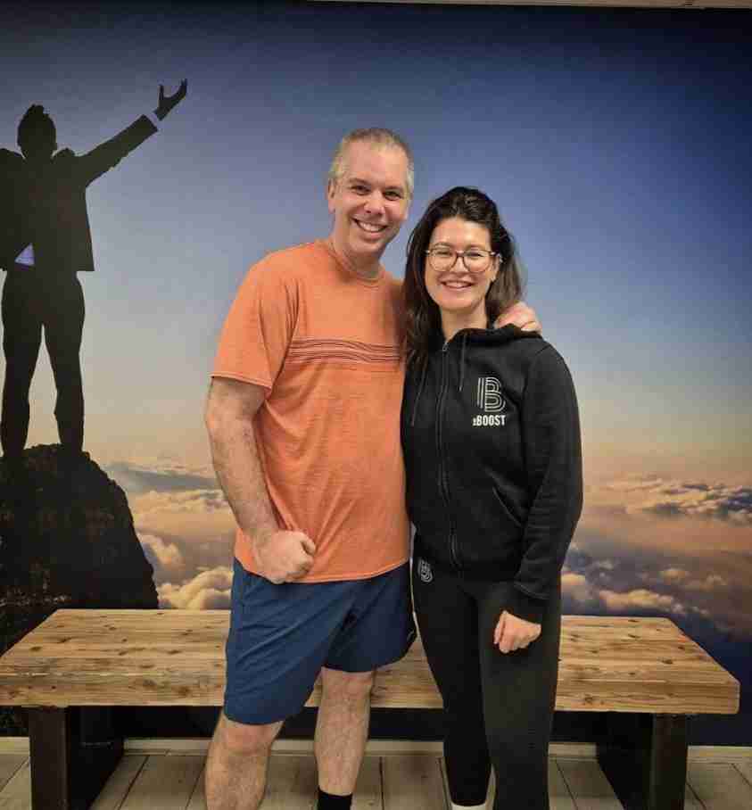 15 kilo afvallen - Jimi met daarnaast Mandy op de foto in sportkleding